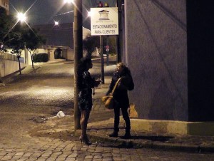 Agente de Saúde do Grupo Renascer realiza entrega de preservativos em pontos de prostituição